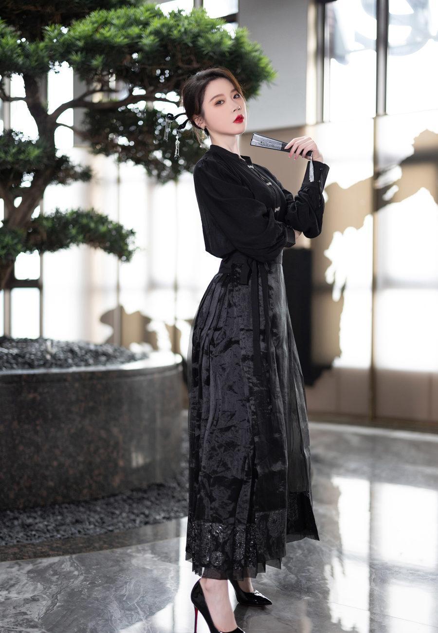 [XiuRen秀人网] 2024.04.28 No.8465 梦心玥 [82+1P]