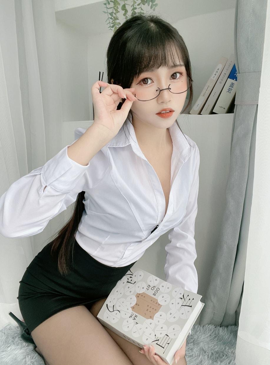 不呆猫 黑斯包臀OL-作品推荐